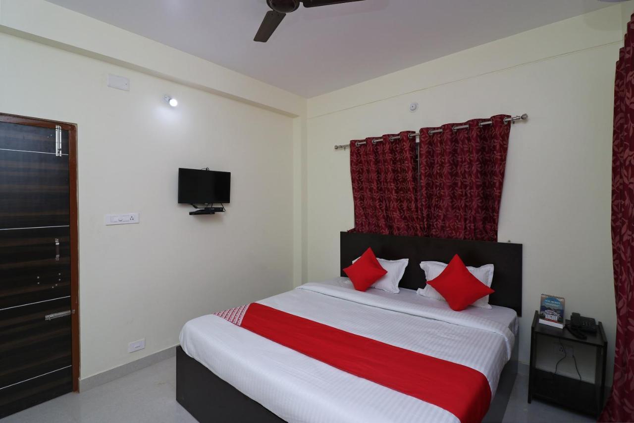 Oyo Hotel Ayush Palace Кътак Екстериор снимка